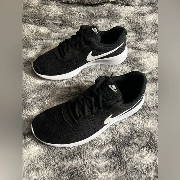 310: Nike Tanjun : Youth Size 7: Black / White